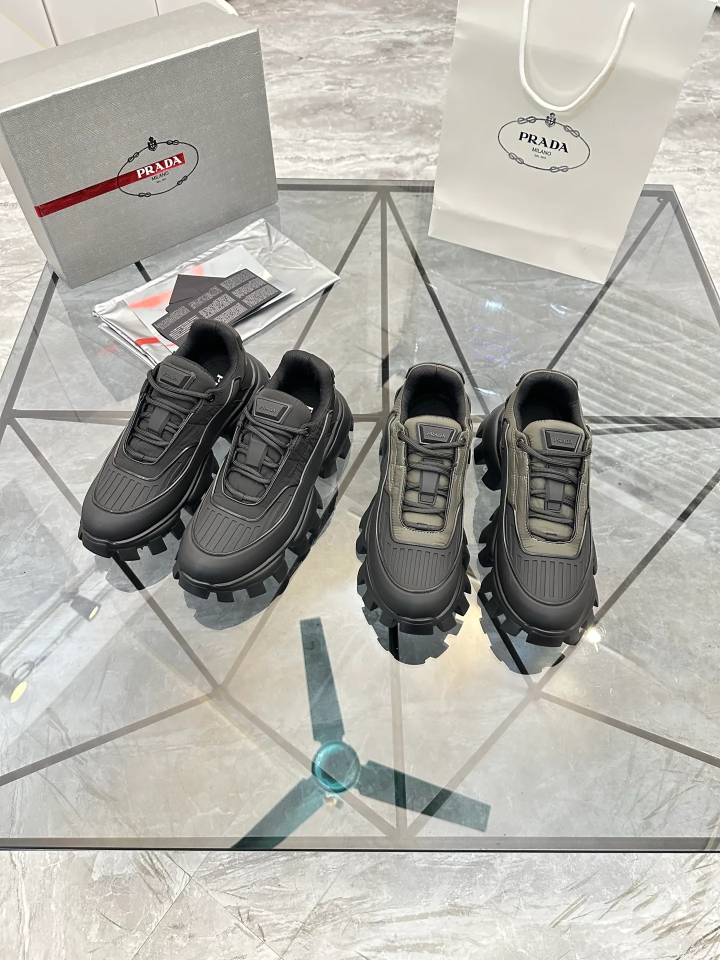 Men's shoes: 💰P540¥ High-end top quality Product trademark: Prada *"Prada*" low-top casual shoes Regular size: 38-45 (can be customized to 46) Product materials: imported breathable fly weave upper, professional glue-making process, breathable lining, cowhide foot pads, original ultra-light foam outsole. No.: 001